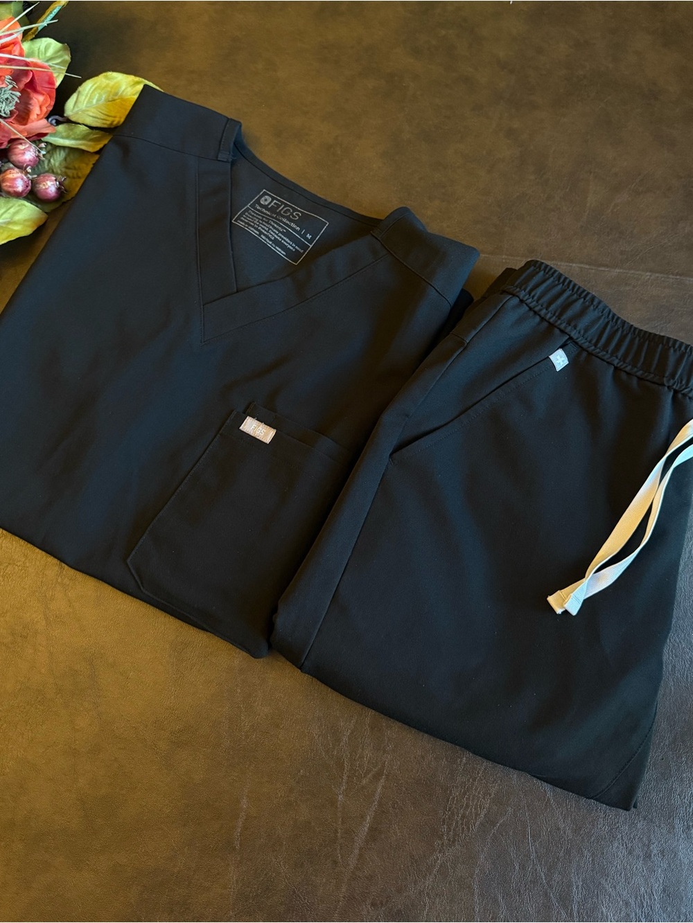 FIGS Men’s Black Scrub Set: Leon Scrub Top (M) & Tansen Jogger Scrub Pant (S)